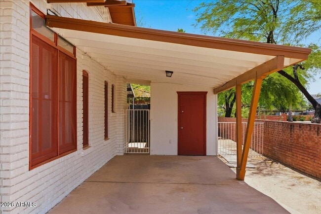 Building Photo - 930 E Coronado Rd