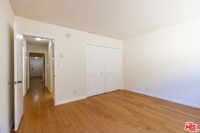 Building Photo - 1033 6th St