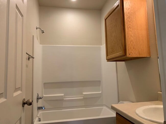 Building Photo - Townhome for rent