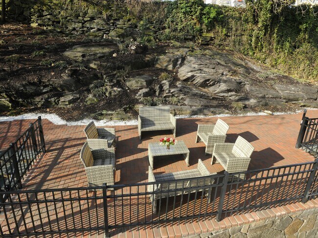 Building Photo - 200 Davis Ave