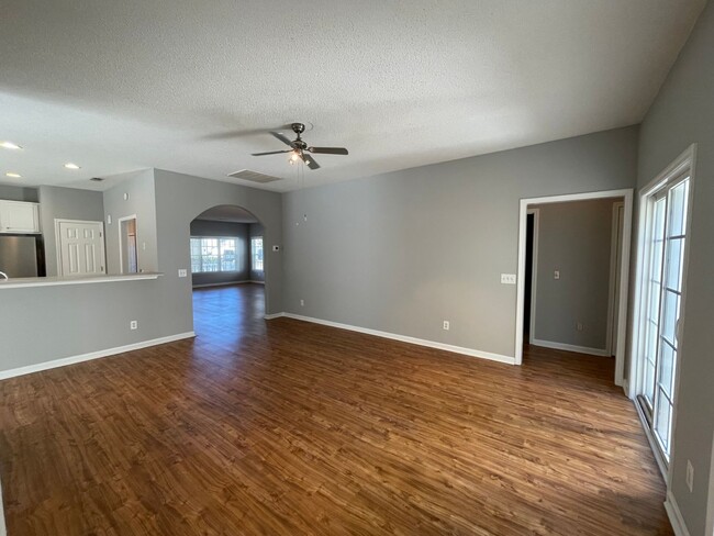 Building Photo - 3 bedroom, 2 bathroom home with 2-car gara...