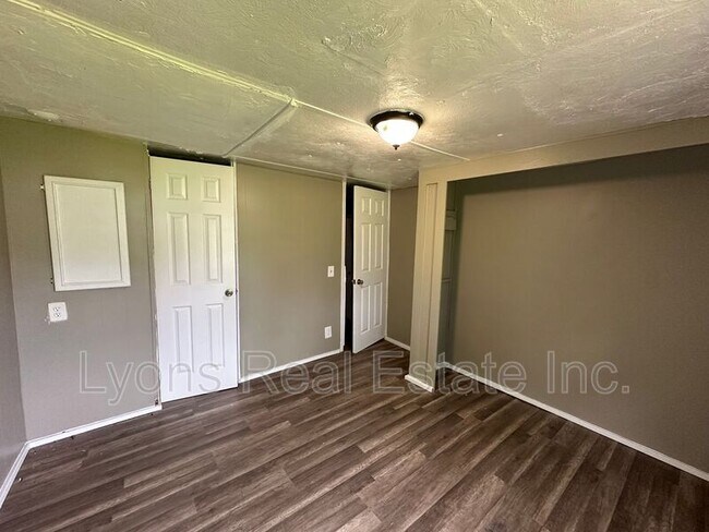 Building Photo - 8086 Heck Dr