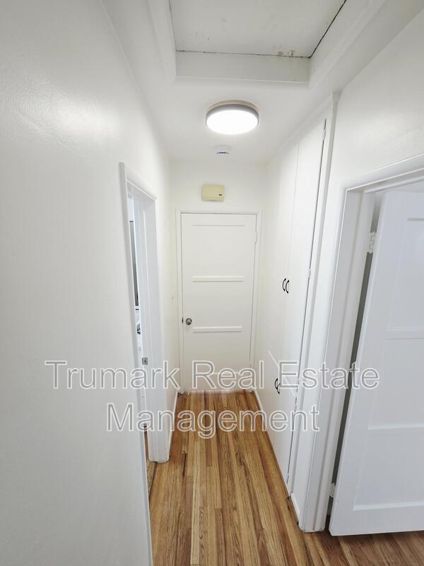 Building Photo - 649 W Glenoaks Blvd