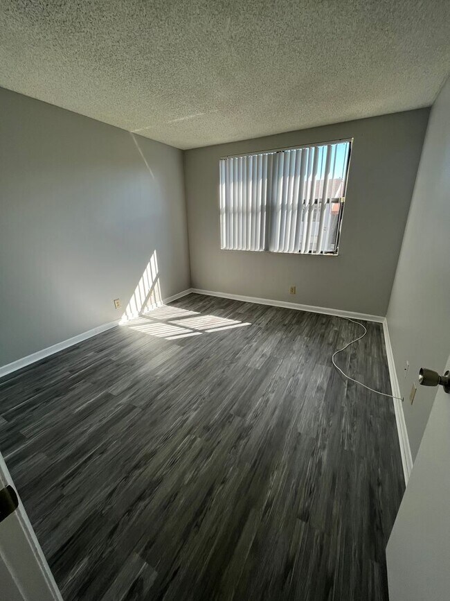 Building Photo - TWO BEDROOM TWO BATHROOM !! WATERFRONT COMMUNITY