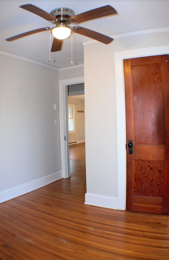 Building Photo - "Charming 2-Bed Home with Gleaming Hardwood Floors in Hendersonville!"