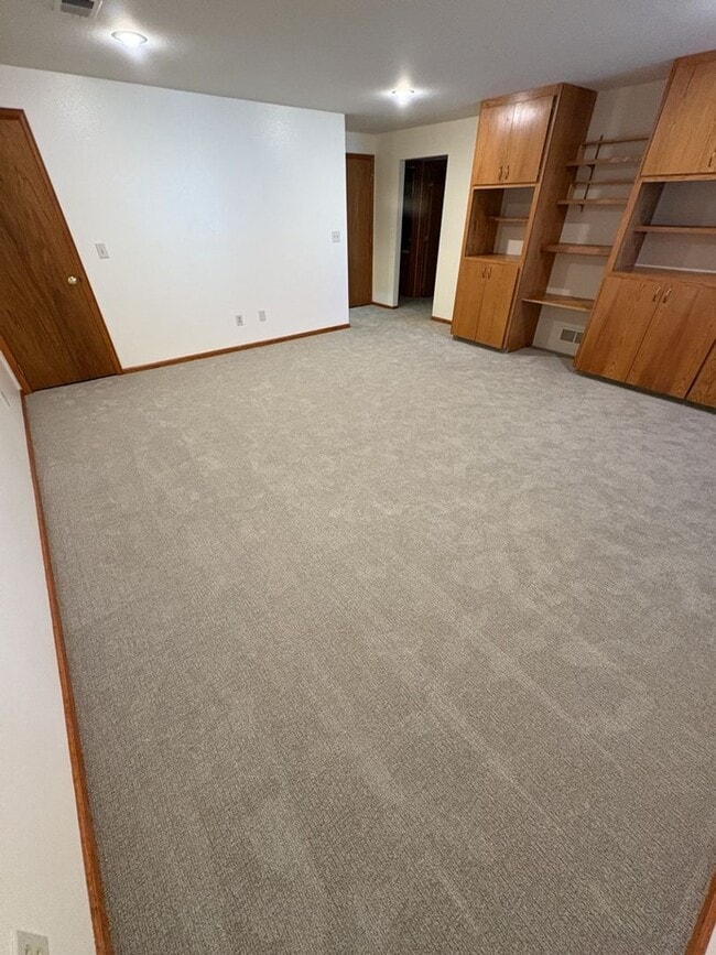 Building Photo - Updated 3BD/2BA with Garden Basement & Low Maintenance Living