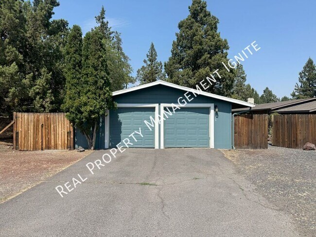 Building Photo - 454 NE Thurston Ave