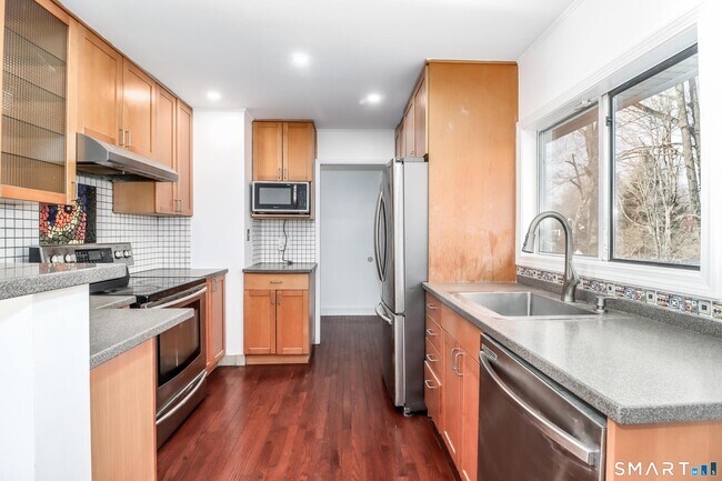 Building Photo - 8 Stonecrop Rd S