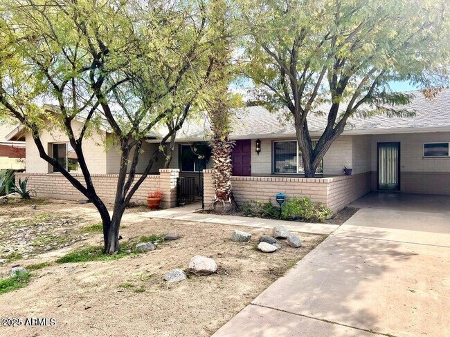 Primary Photo - 1717 E La Donna Ln