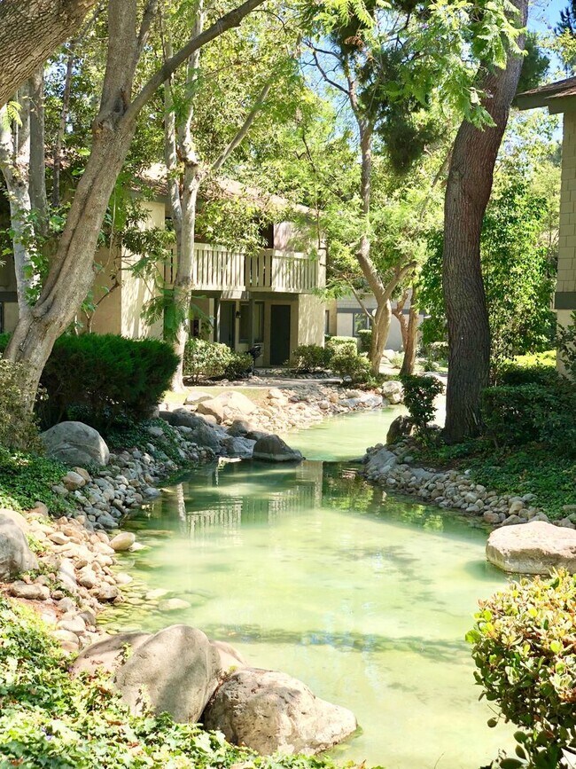 Building Photo - Charming 2 Bed/2 Bath Upstairs Condo in Qu...