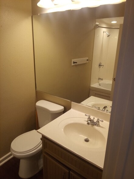 Building Photo - 8680 Piney Shores Dr