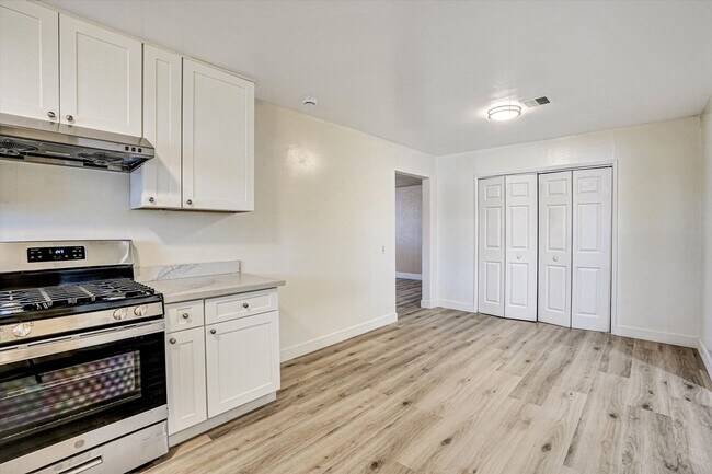 Building Photo - Beautifully Renovated 4 Bedroom Home with 3 Full Bathrooms!