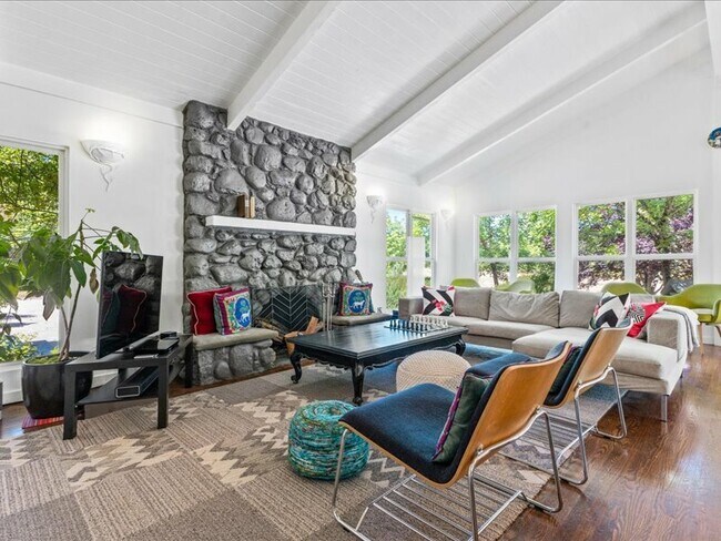 Building Photo - 14950 Chalk Hill Rd