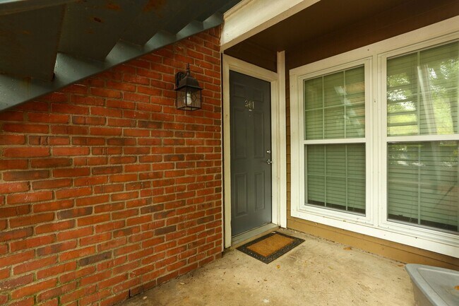 Building Photo - 2Bd Condo in Gated Community! Available November!