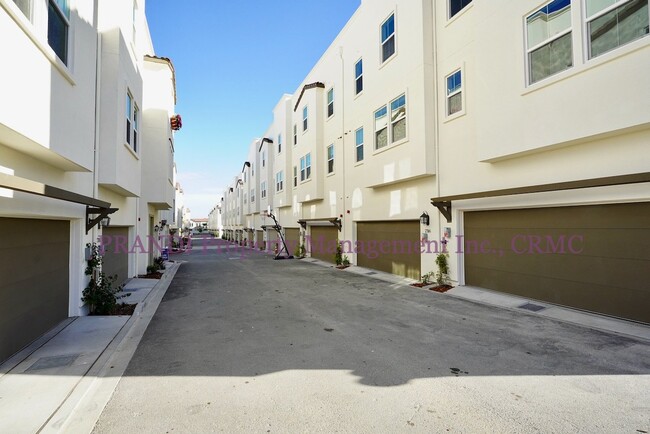 Building Photo - Stunning Modern Townhome in Southern Novato