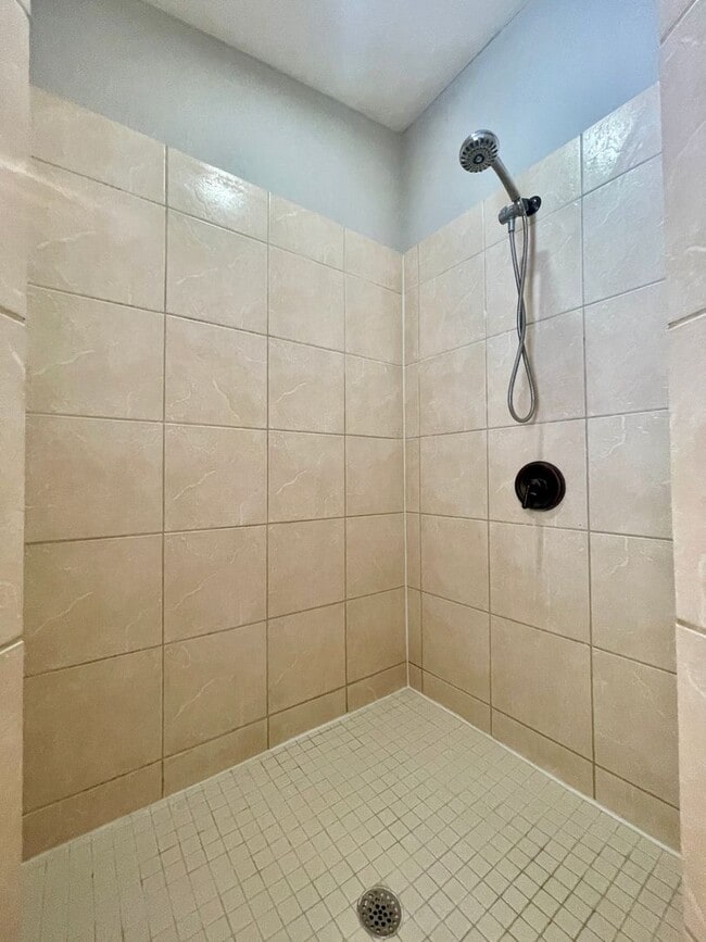 Building Photo - 3/2 ALAFAYA WOODS ADORABLE HOME in OVIEDO!