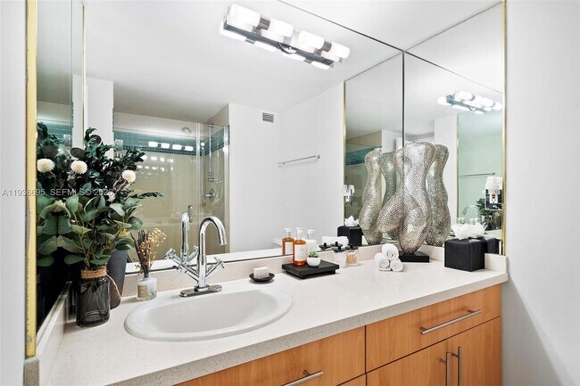 Building Photo - 2301 Collins Ave