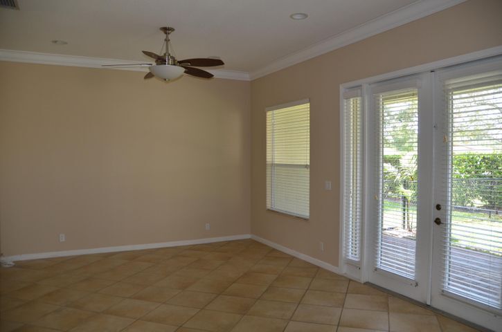 Building Photo - 37 Country Lake Cir