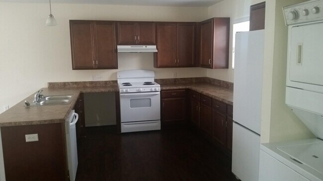 Large kitchen - 604 Hampton Rd