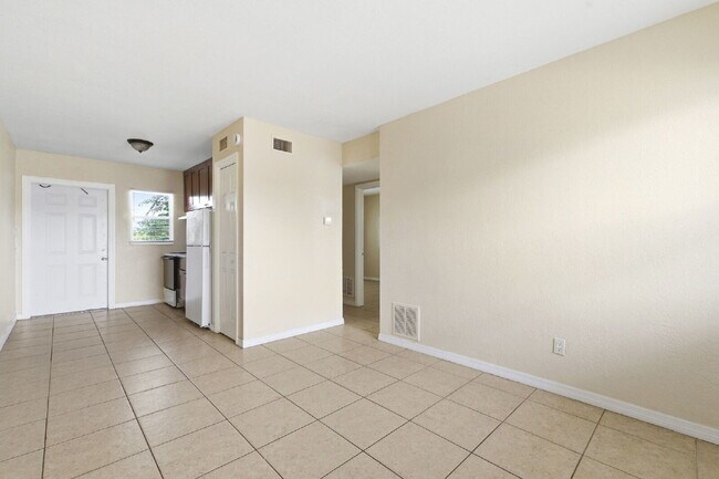 Building Photo - Updated 2-bedroom apartment in St. Petersburg offering 650 square feet of refreshed living space ...