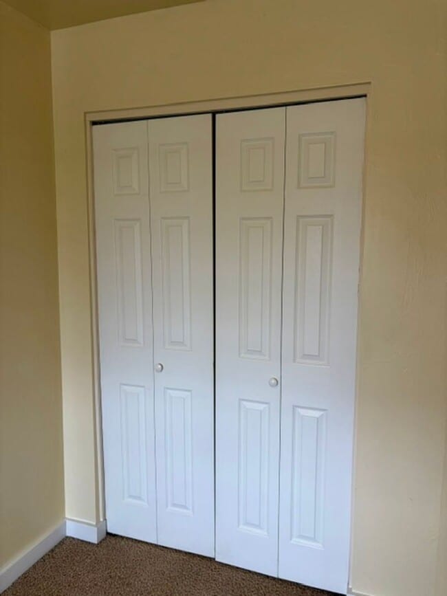 Building Photo - 3 Bedroom, 2.5 Bathroom Townhouse with Fireplace