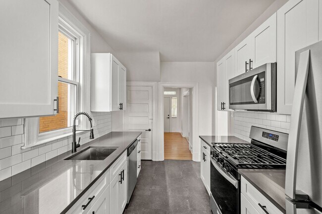 Building Photo - AVAILABLE AUGUST 1ST!! BEAUTIFUL 3 BEDROOM...