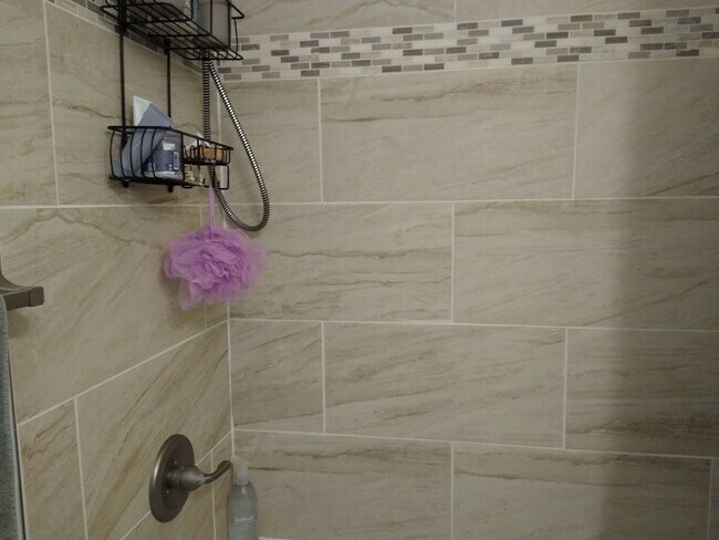 Building Photo - Highlands 1 Bedroom 1 Bath w/ Yard and Laundry!