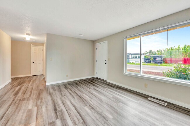 Building Photo - Savage / Ellis Duplex