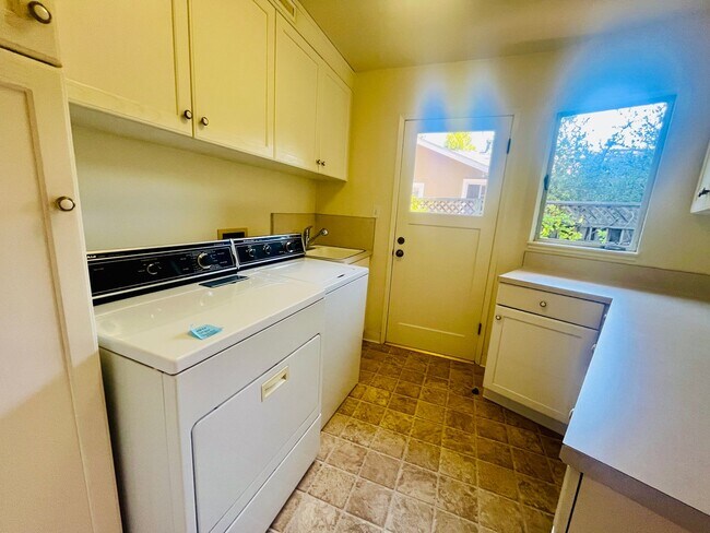 Building Photo - Unique 3 Bed + 2 Bath Los Altos Home - Spa...