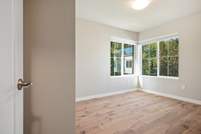 Building Photo - NEW Bothell Townhome | 4 Bedroom | $3,900