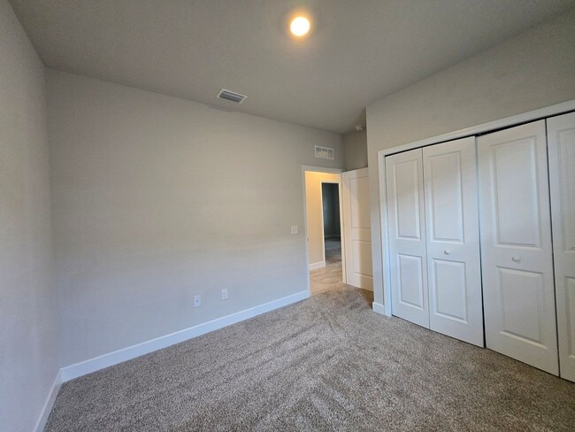 Building Photo - 3 Bedroom/2 Bath in Country Way of Newberry