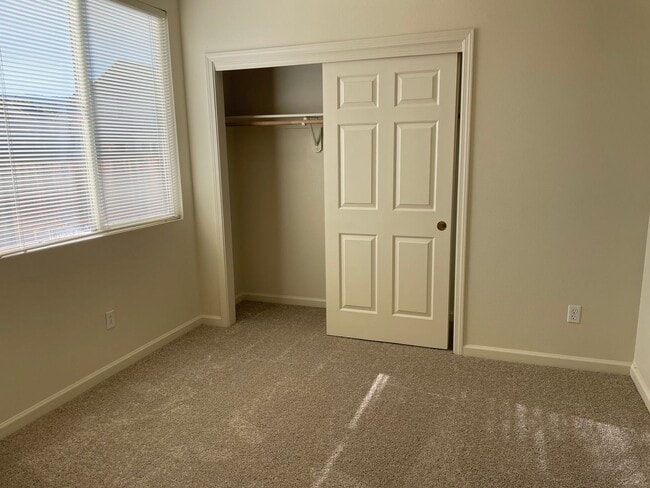 Building Photo - 3 bedroom 2 bath located in Double Diamond