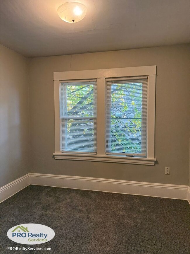 Building Photo - Updated 3 Bedroom House **Free November Re...