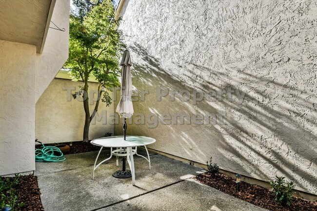 Building Photo - Beautiful 3 Bd/2.5 Ba/1697 sf Walnut Creek townhouse in desirable neighborhood! Available April 1st!