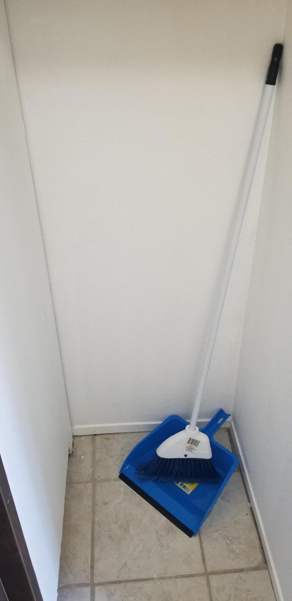 CLOSET - 511 Constitution Ave S