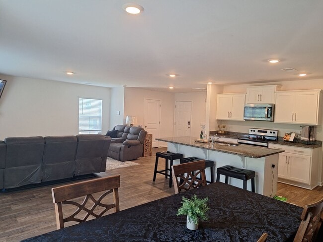 Building Photo - Lovely Four Bedroom Home  Appropriately 5 Minutes Away from Gate Ft Jackson and 30 Minutes from S...