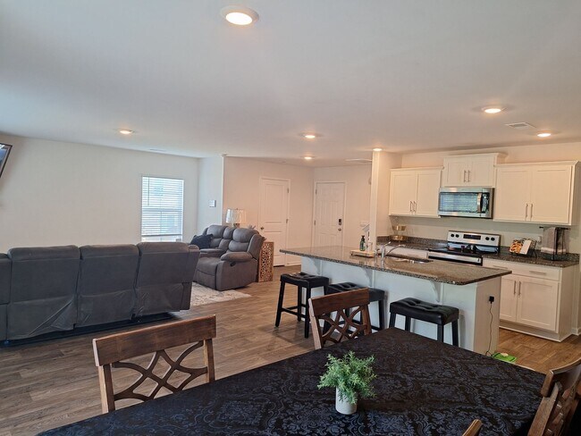 Building Photo - Lovely Four Bedroom Home  Approximately 5 Minutes Away from Gate Ft Jackson and 30 Minutes from S...