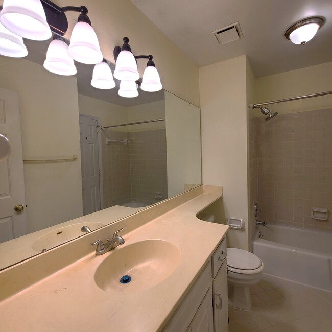 Building Photo - 815 Brentwood Pointe
