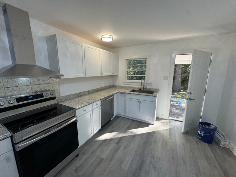 Building Photo - 235 E Olive St