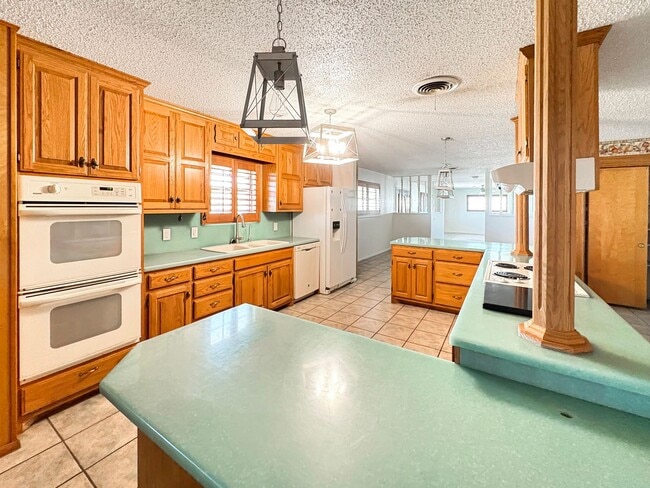 Building Photo - 1026 E Highland Dr