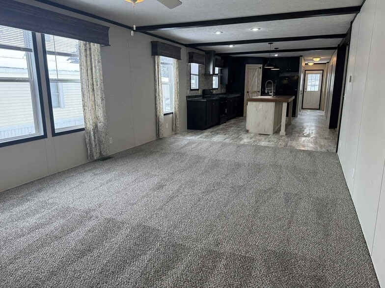 Building Photo - 48583 Pineview Dr