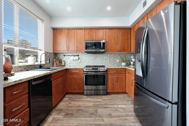 Building Photo - 615 E Portland St