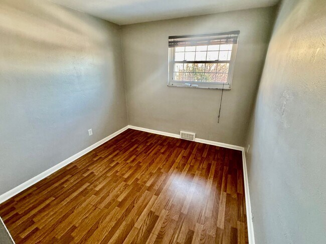 Building Photo - Charming 3 Bed/1.5 Bath Home - Integral Garage, Laundry in Basement - Available NOW in Turtle Creek!