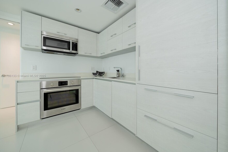 Building Photo - 1300 S Miami Ave