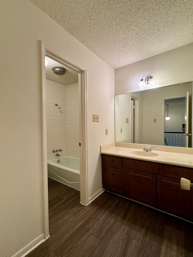 Building Photo - Townhome