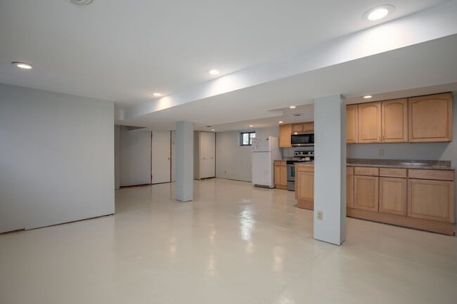 Building Photo - Adorable North Hampton House - Must See!