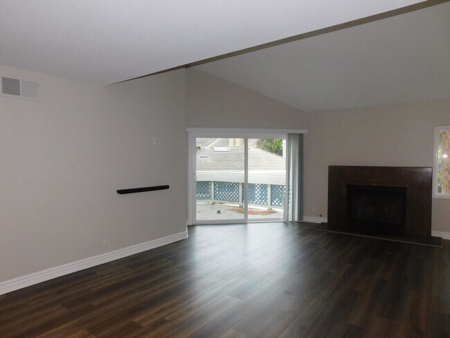 Building Photo - Beautiful Remodeled 2 Bed 2.5 Bath Condo in Pacific Ranch