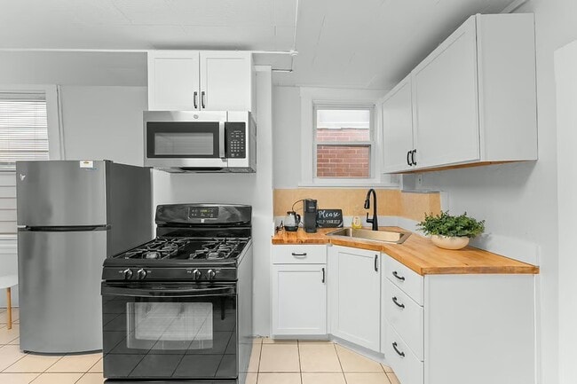 Building Photo - 8 Everett St