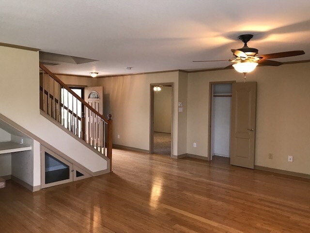 Building Photo - HUGE home in Red Oak!!