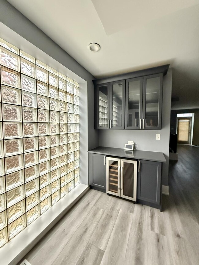 Building Photo - 2 bedroom in Chicago IL 60610